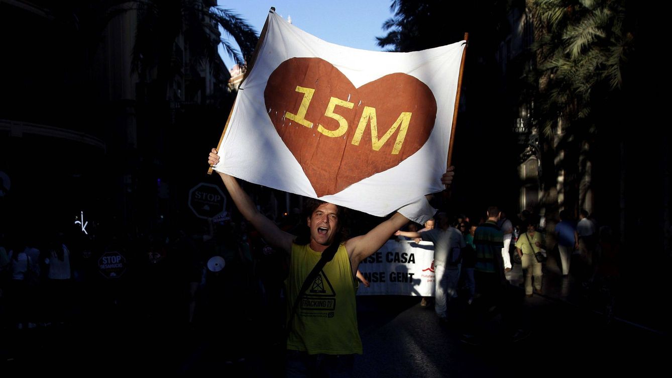 Foto: Una pancarta del 15-M en una manifestación en Valencia. (EFE)