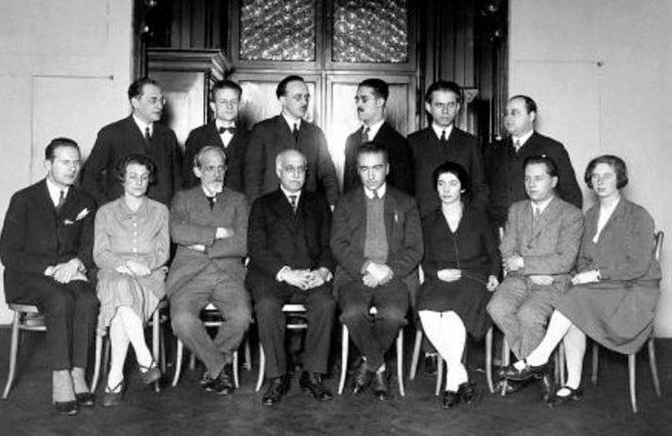 Personal de la clínica ambulatoria psicoanalítica de Viena, 1922. Wilhelm Reich figura el cuarto de la fila de abajo contando desde la derecha. (Wikipedia)