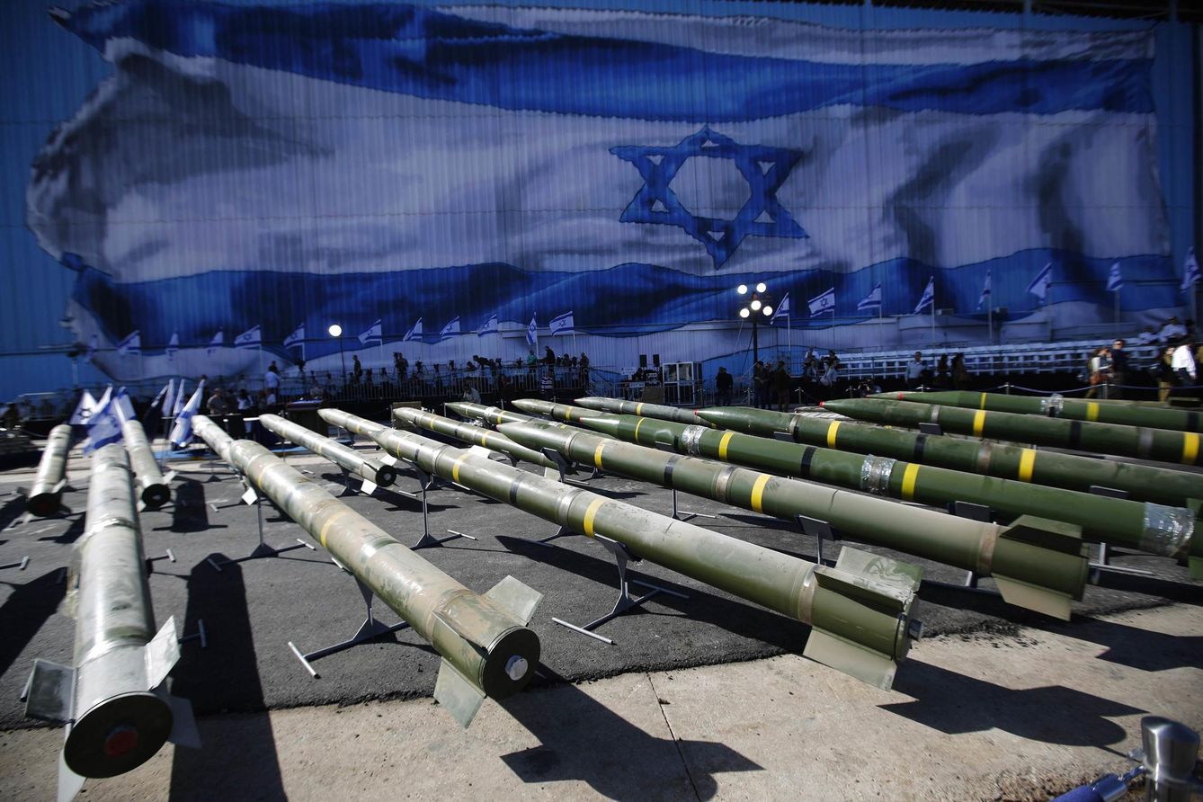 Cohetes M302 supuestamente iraníes requisados por Israel y exhibidos en Eilat (Reuters).