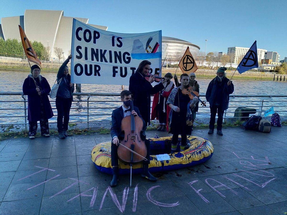 Foto: Un grupo de activistas representa la orquesta del Titanic (Marta Montojo)
