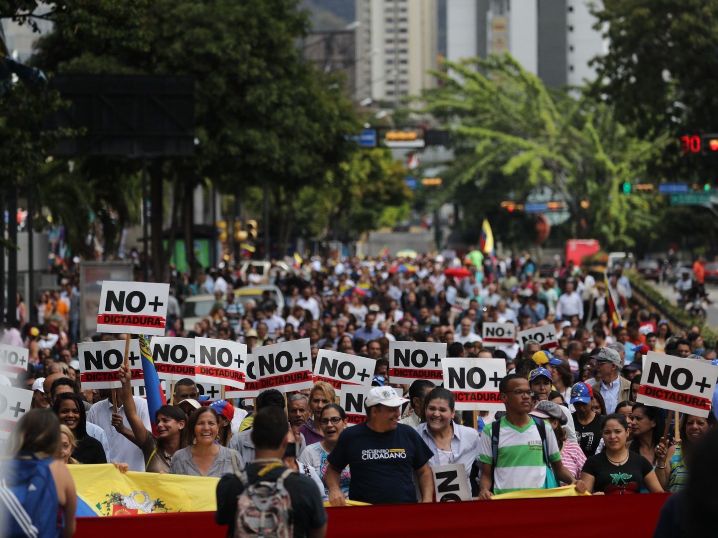 Opositores venezolanos participan en una manifestación para exigir el fin de la crisis y en respaldo a la presidencia interina de Juan Guaidó, en Caracas. (EFE)