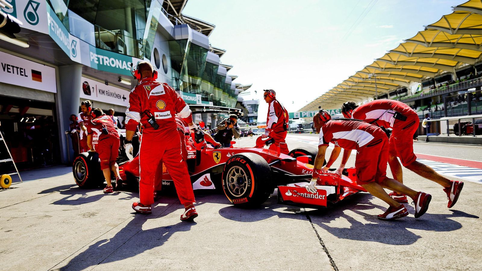 Foto: Sebastian Vettel durante la sesión de entrenamientos del Gran Premio de Malasia (Efe).