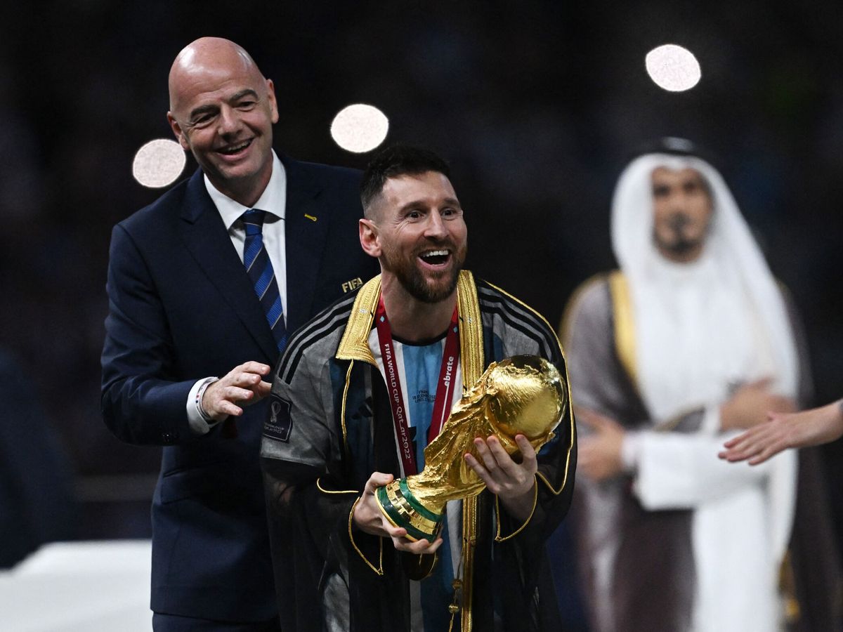 Foto: Messi se colocó la túnica que le dio Gianni Infantino. (Reuters/Dylan Martínez)