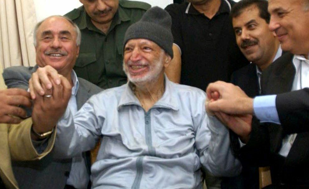 Arafat, rodeado de médicos egipcios y tunecinos en su cuartel general de Ramala
