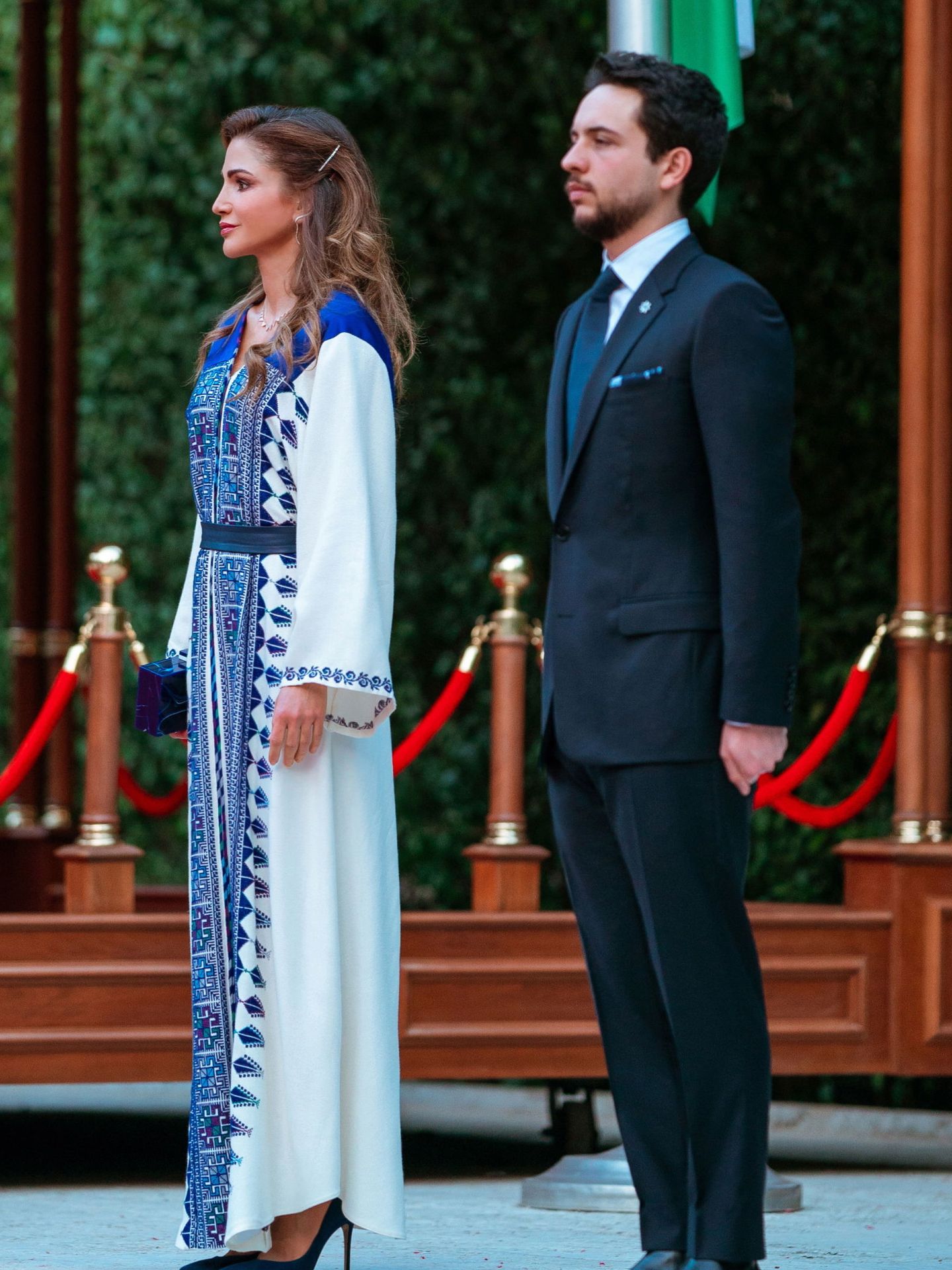 La reina Rania con su hijo, el príncipe Hussein. (EFE)