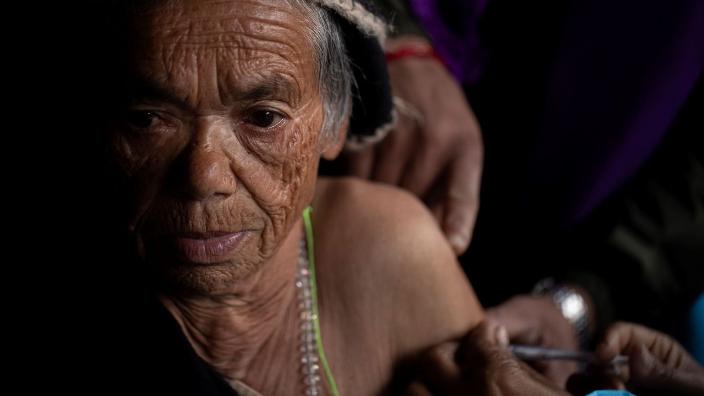 Una persona mayor recibe una inyección en Katmandú, Nepal. (EFE/Narendra Shrestha) 