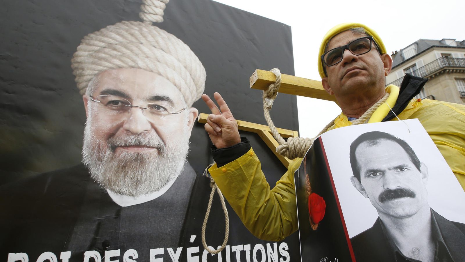 Foto: Pancarta acusando de "Rey de las ejecuciones" al Presidente iraní Hassan Rohaní, durante su visita a Francia en enero de 2016 (Reuters)