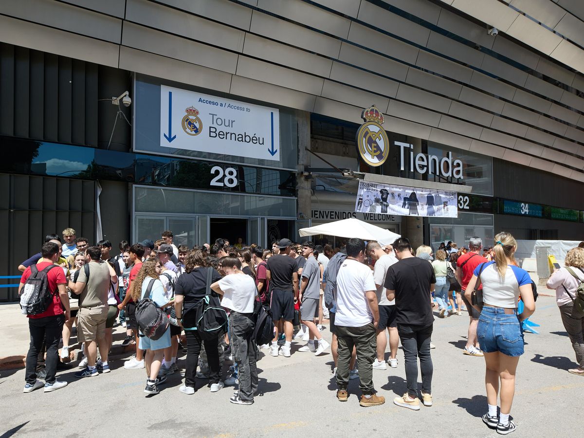 Foto: Muchos fans de Taylor Swift ya se encuentran en el entorno del Santiago Bernabéu. (Europa Press/Jesús Hellín)