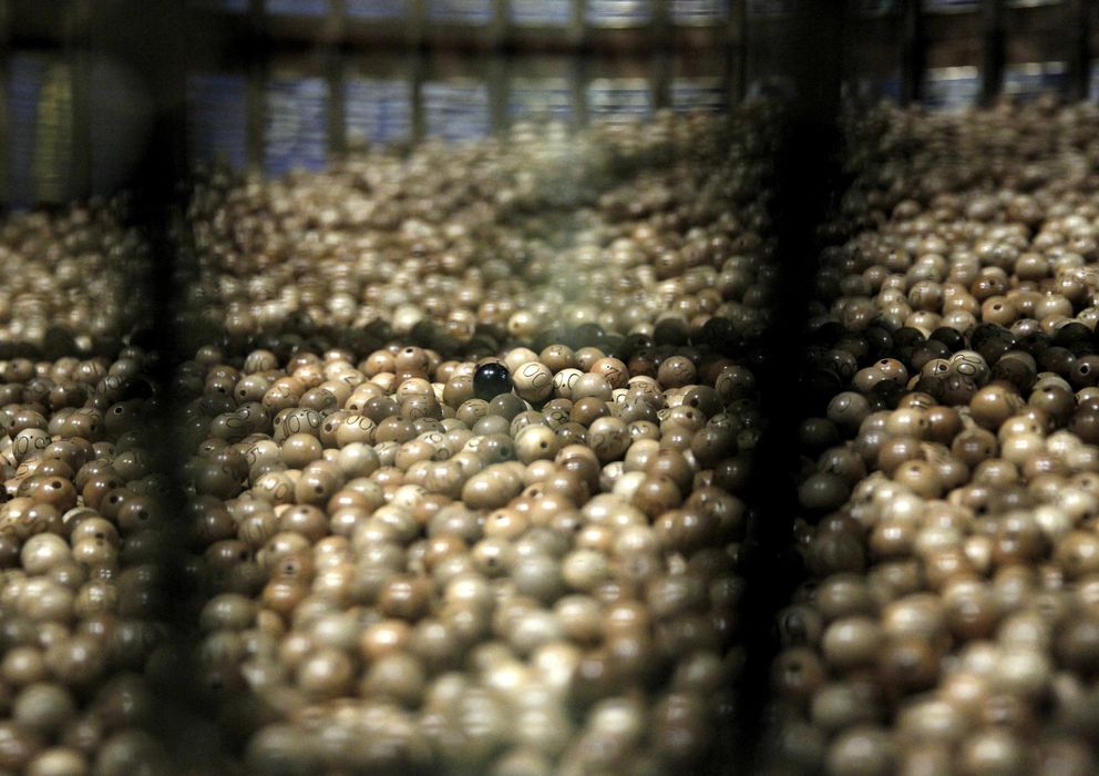 Foto: Entre estas 100.000 bolas se encuentran los Premios de la Lotería de Navidad 2014 (EFE)