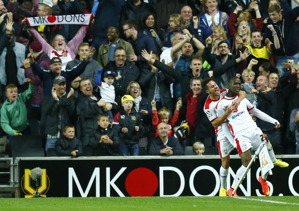 Foto: Dos jugadores del Milton Keynes Dons celebran uno de los cuatro goles marcados al Manchester United (Reuters)