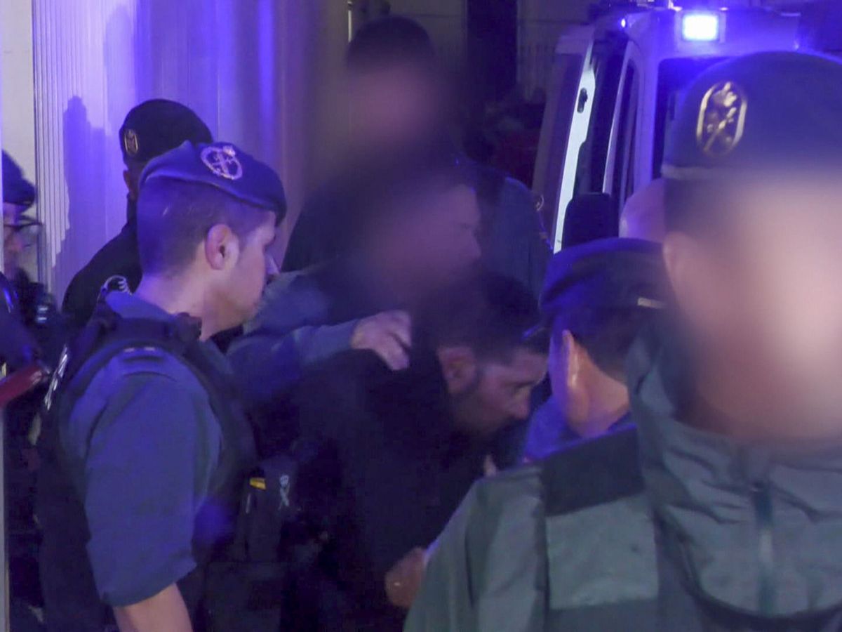 Foto: Agentes de la Guardia Civil con uno de los seis detenidos. (EFE/EFETV)