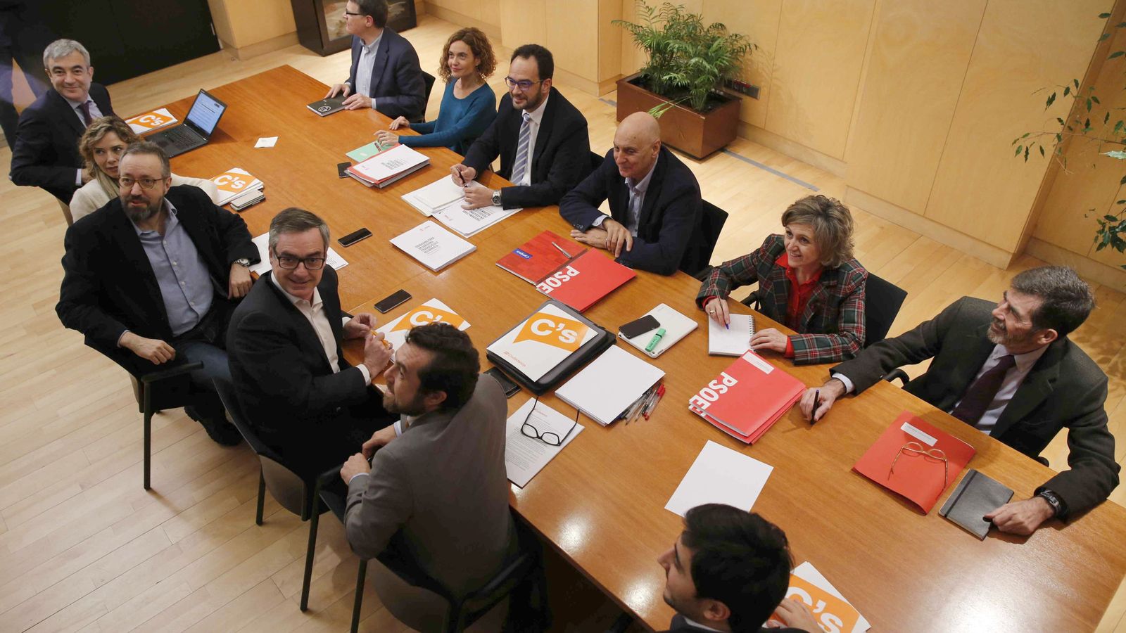 Foto: Los equipos negociadores de PSOE y C's, durante su segunda reunión. (EFE)