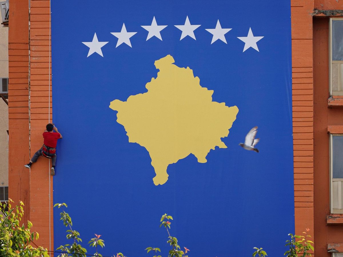 Foto: Kosovo celebra el 20 aniversario de la retirada de las fuerzas serbias. (EFE)