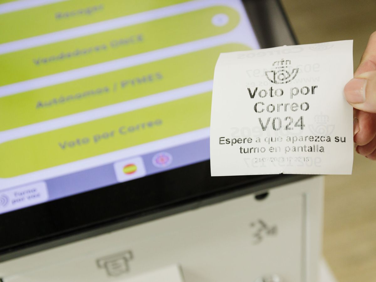 Foto: Un ticket de turno de voto por correo en la oficina de Correos. (Europa Press/Carlos Luján)