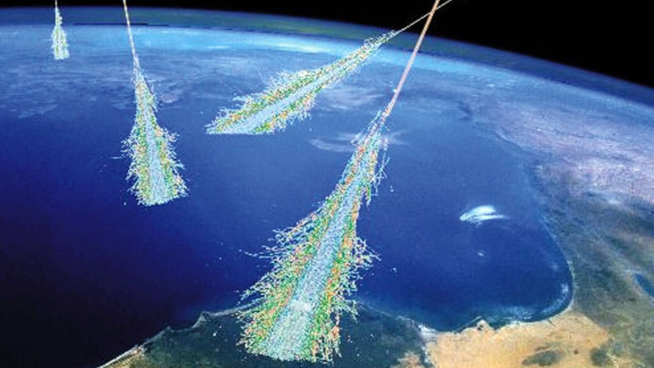 Una simulación de las lluvias de partículas de alta energía producidas por rayos cósmicos. (NASA/Simon Swordy)