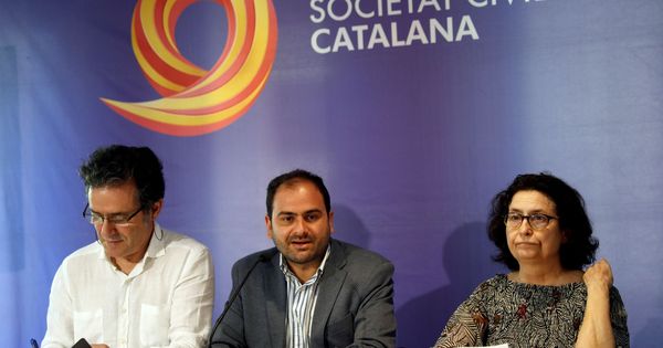 Foto: El presidente de Societat Civil Catalana (SCC), Fernando Sánchez Costa (c) acompañado del vicepresidente primero de la entidad, Álex Ramos (i) y de la vocal Ángela Herrero (d). (EFE)