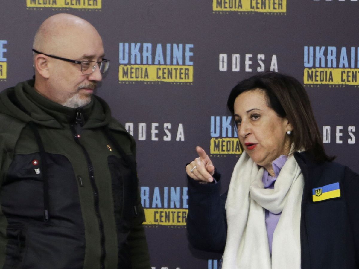 Foto: Margarita Robles junto al ministro de Defensa ucraniano, Oleksi Reznikov. (Reuters/Serhii Smolientsev)