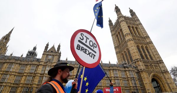 Foto: Un manifestante antiBrexit ante el Parlamento británico. (Reuters)