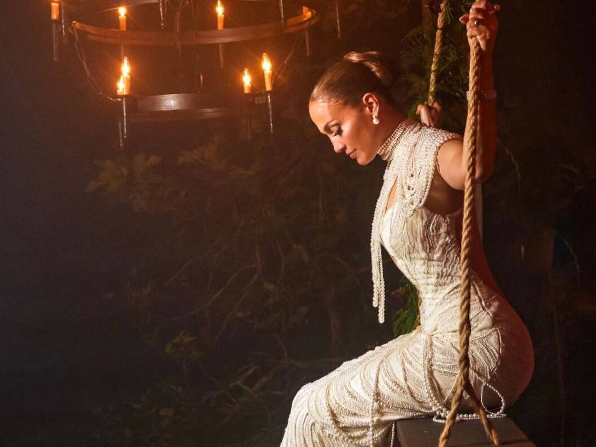 Los tres vestidos de novia de Jennifer Lopez para su segunda boda con Ben  Affleck: escote de vértigo, cuello alto y silueta sirena (todos de Ralph  Lauren)