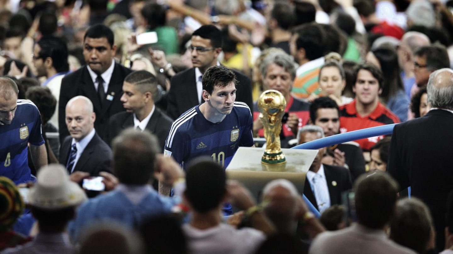 Leo Messi observa la Copa del Mundo después de perder la final frente a Alemania en 2014.
