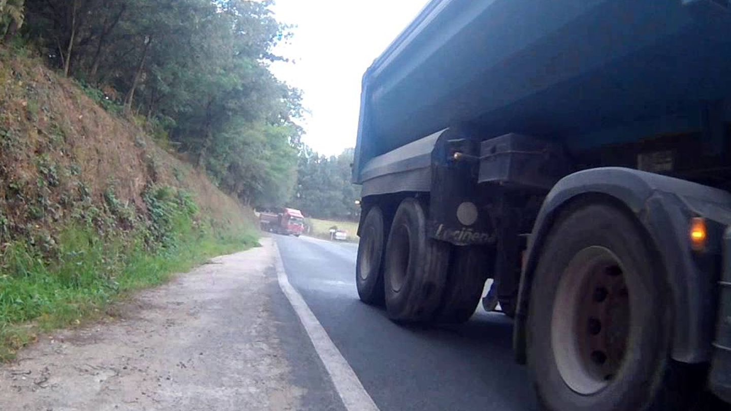 Camión adelantando a un ciclista sin respetar la distancia de seguridad. (Carlos Moure)
