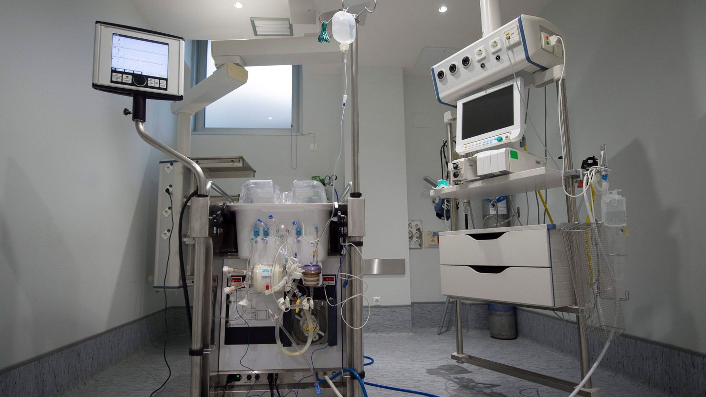 Máquina de perfusión normotérmica 'ex vivo' en el hospital Marqués de Valdecilla. (EFE/Pedro Puente Hoyos)
