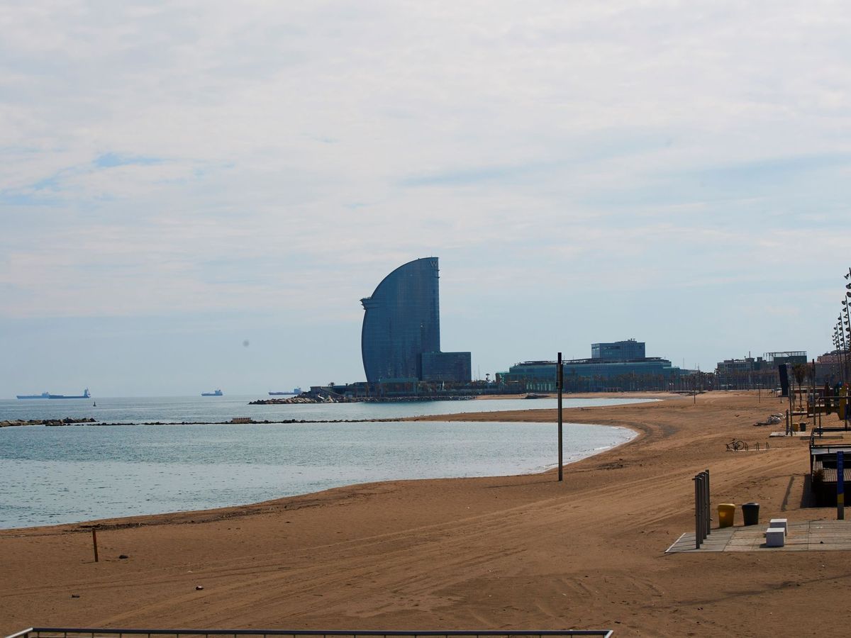 Foto: La playa de la Barceloneta, vacía por el coronavirus. (Efe)