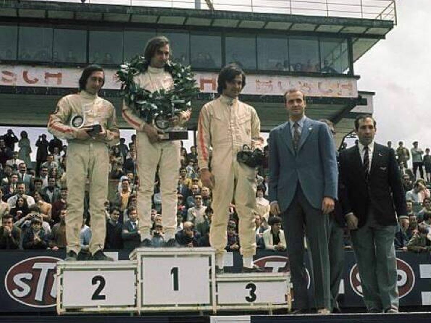 El Rey Juan Carlos siempre fue un gran apoyo del circuito del Jarama en sus inicios. En la foto junto a Miguel Pérez-Mínguez en una entrega de trofeos de la Fórmula Seat 1430
