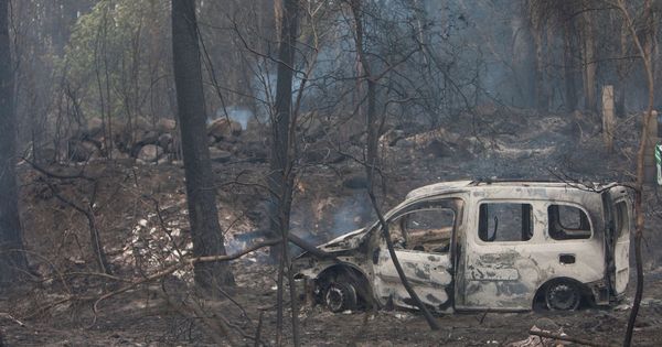Foto: El coche donde fallecieron dos mujeres, víctimas del fuego, en la zona de Chandebrito en Nigrán, Pontevedra. (Foto: EFE)