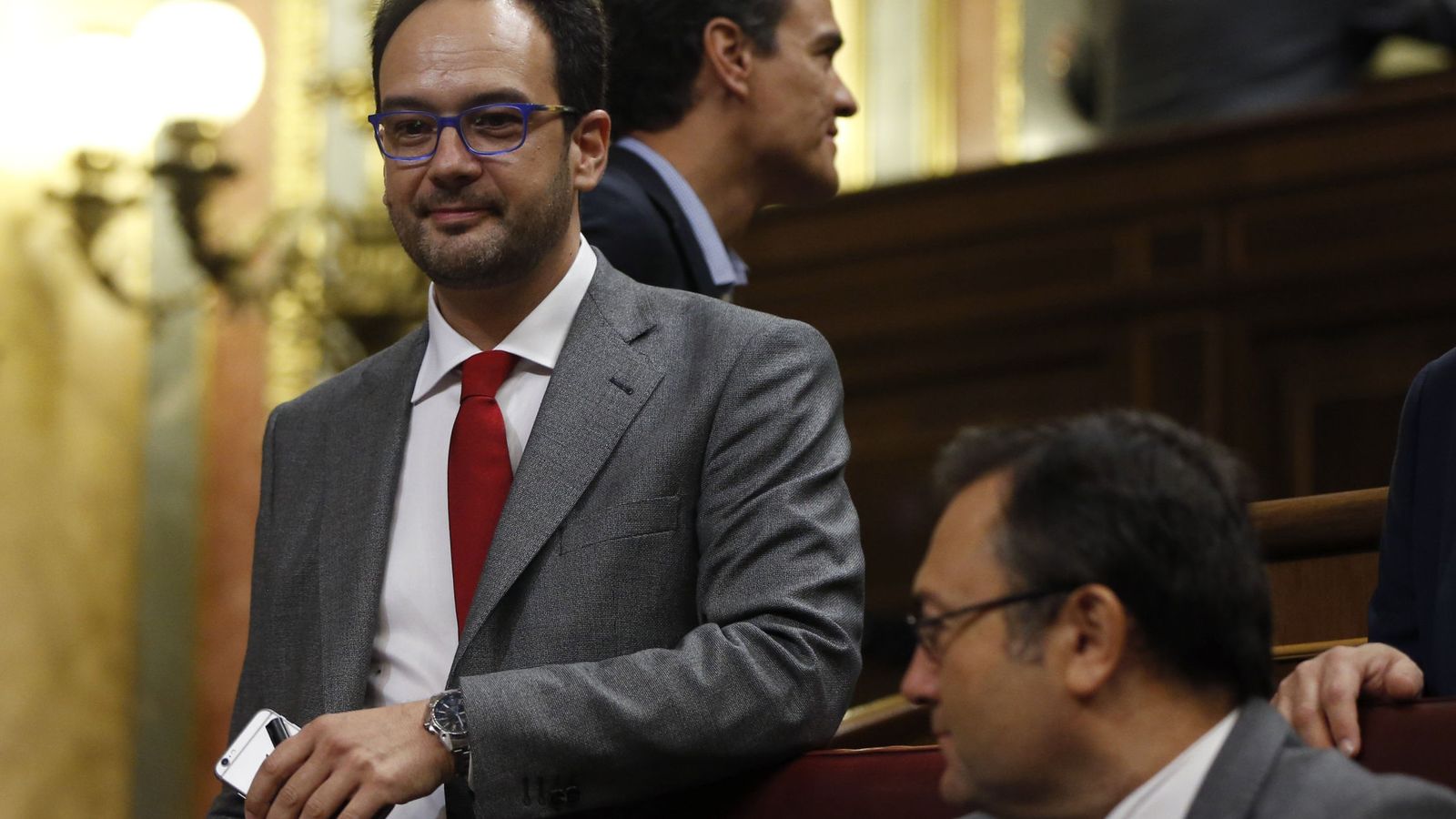 Foto: El diputado socialista Pedro Sánchez (2i) pasa junto al portavoz parlamentario socialista, Antonio Hernando (i), al inicio del debate de investidura de Mariano Rajoy. (EFE)