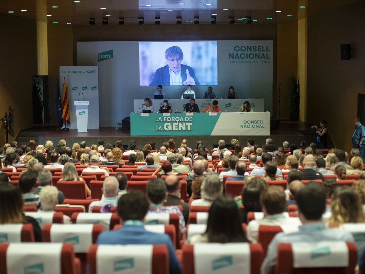 Foto: Carles Puigdemont interviniendo en una acto de JxCAT. (EFE/Marta Pérez)