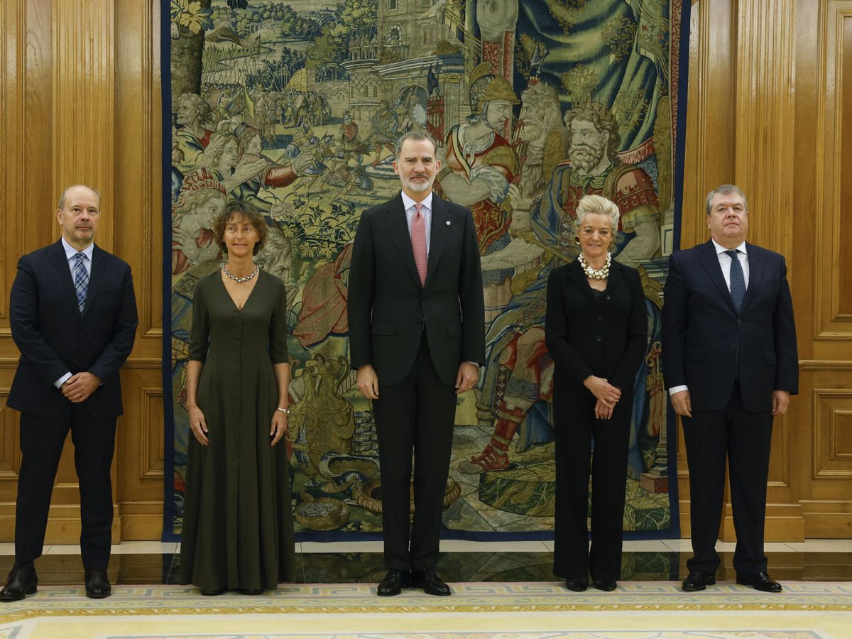 Foto: El rey Felipe posa para la foto de familia junto a los cuatro nuevos magistrados del Tribunal Constitucional. (EFE/Ballesteros)