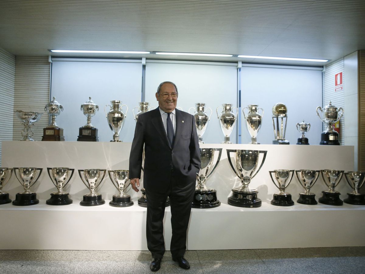 Foto: Paco Gento con todos los trofeos que ganó en el Real Madrid. (EFE/Fernando Alvarado)