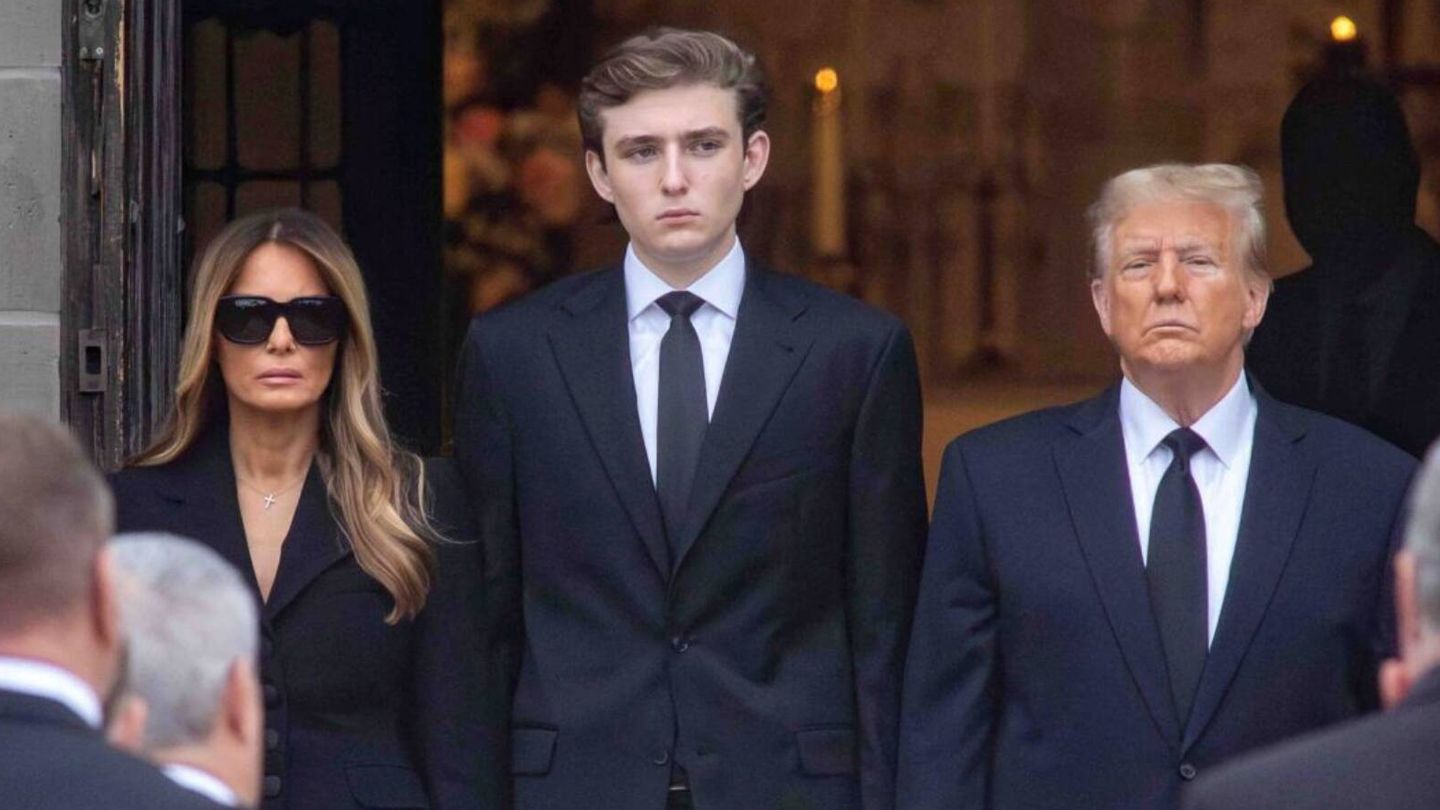 Barron Trump, entre Melania y Donald, en el funeral de su abuela. (Reuters)