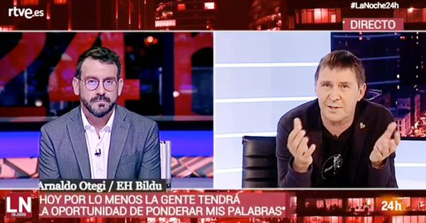 Foto: El presentador de 'La Noche en 24 horas', Marc Sal, y Arnaldo Otegi en la entrevista de TVE.