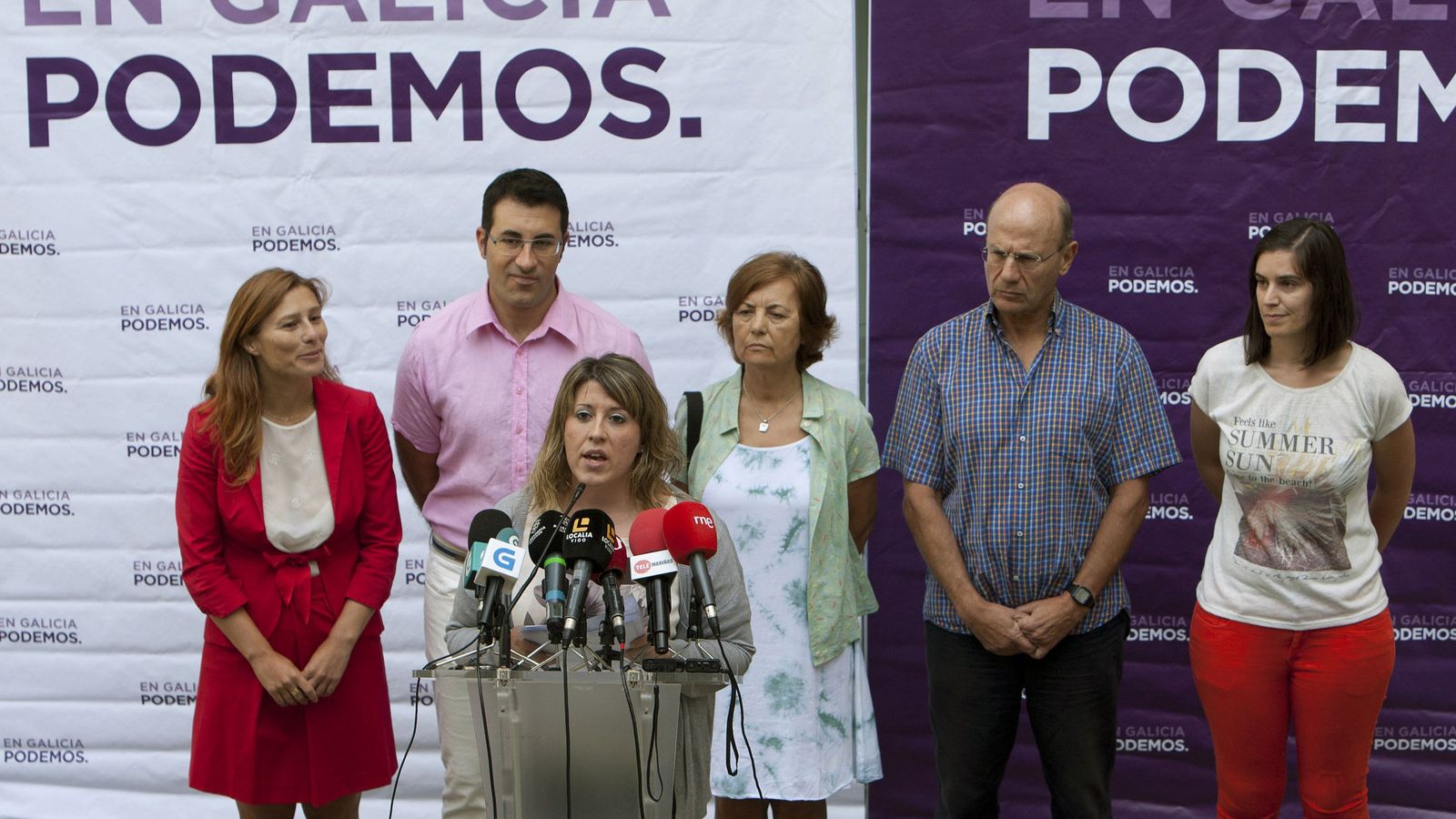 Foto: La secretaria general de Podemos Galicia, Carmen Santos (3i), interviene después de que la militancia aprobara concurrir a las elecciones gallegas del 25 de septiembre en coalición con En Marea. (EFE)