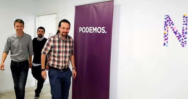 Foto: El líder de Podemos, Pablo Iglesias (d), junto a Íñigo Errejón (i) y el secretario general de la formación en Madrid, Ramón Espinar (c), en la sede del partido. (EFE)
