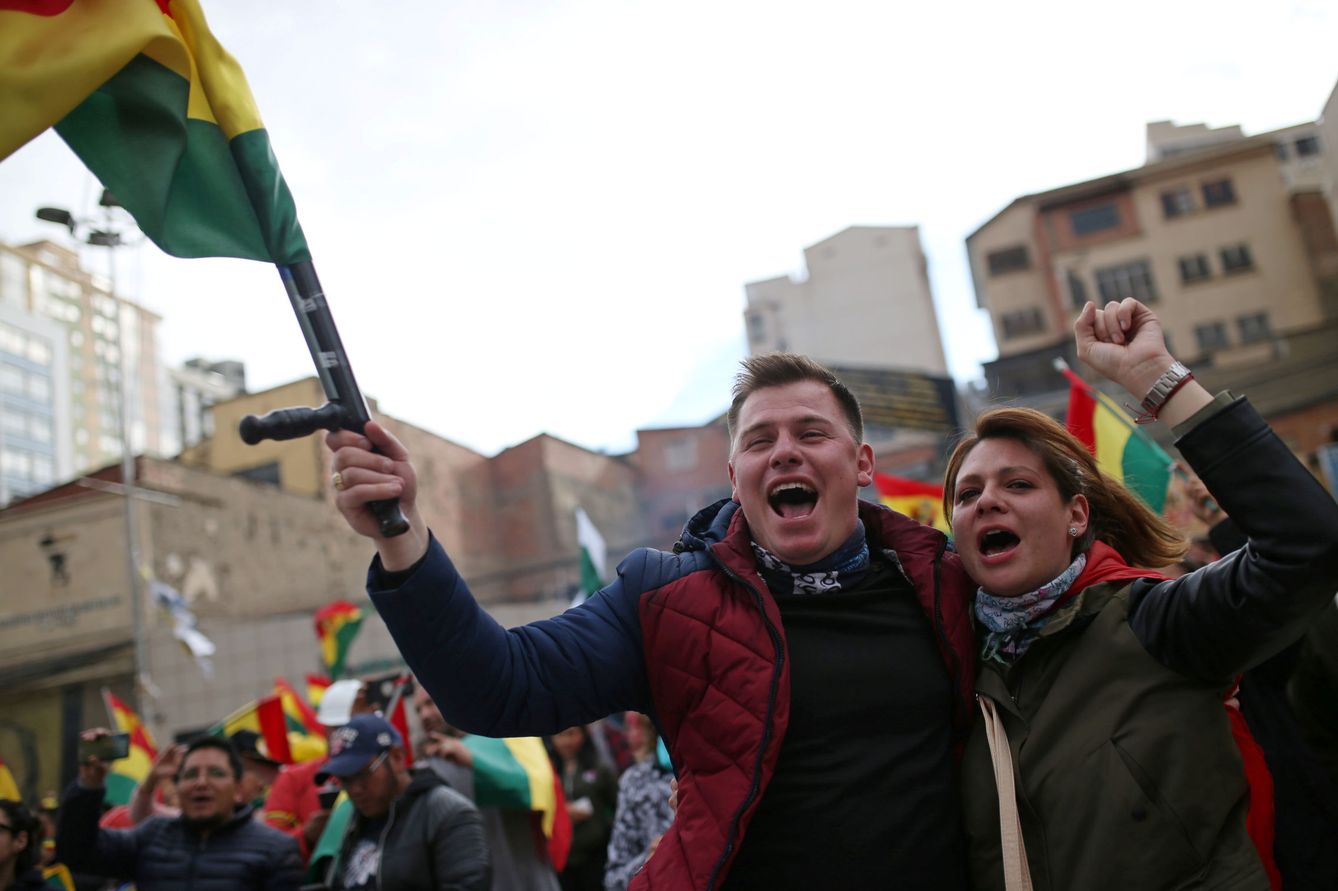 Gente celebrando la renuncia de Evo Morales en La Paz. (Reuters)