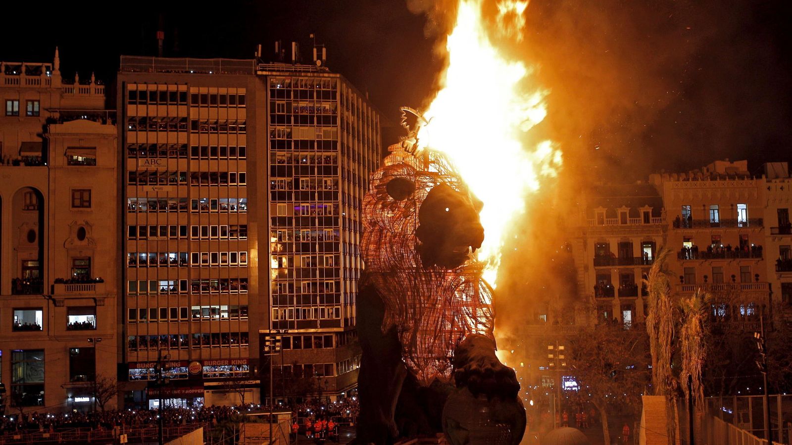 Foto: El león del Congreso de los Diputados que se quemó el año pasado en la plaza del Ayuntamiento de Valencia.