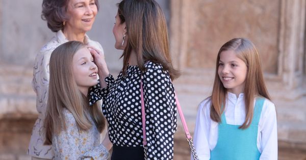 Foto: La reina Letizia junto a sus hijas, la princesa de Asturias y la infanta Sofía. Justo detrás, la reina Sofía. (Reuters)
