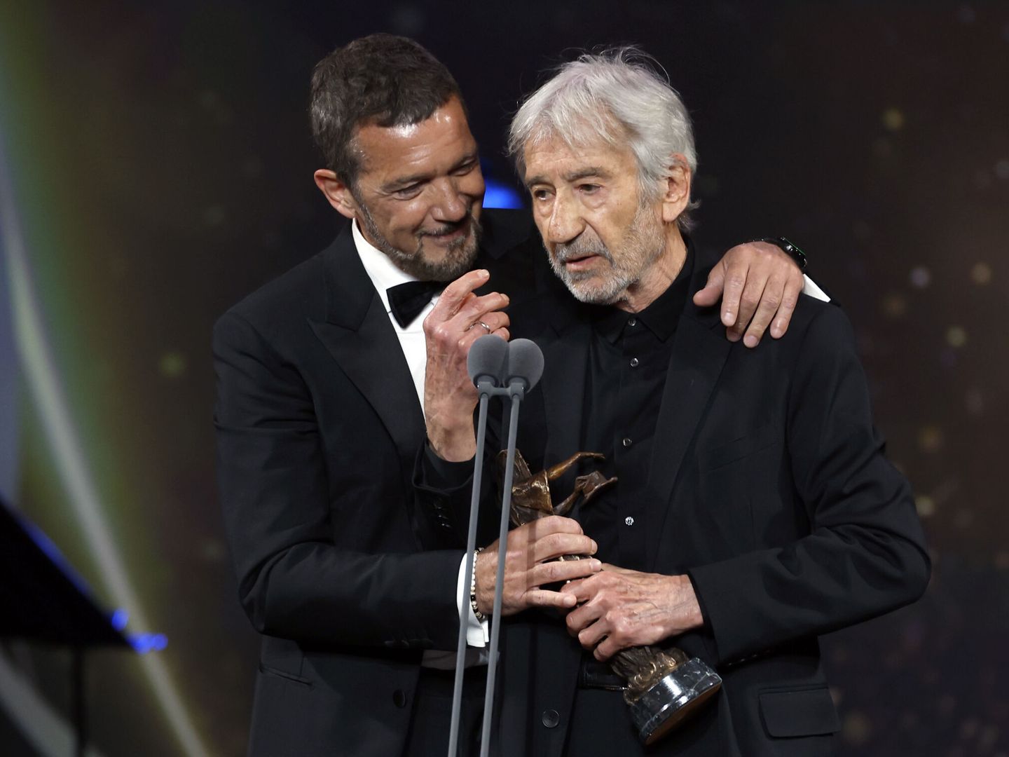 Antonio Banderas recibe de José Sacristán el galardón como Mejor Actor por 'Company'. (EFE/Juanjo Martín)