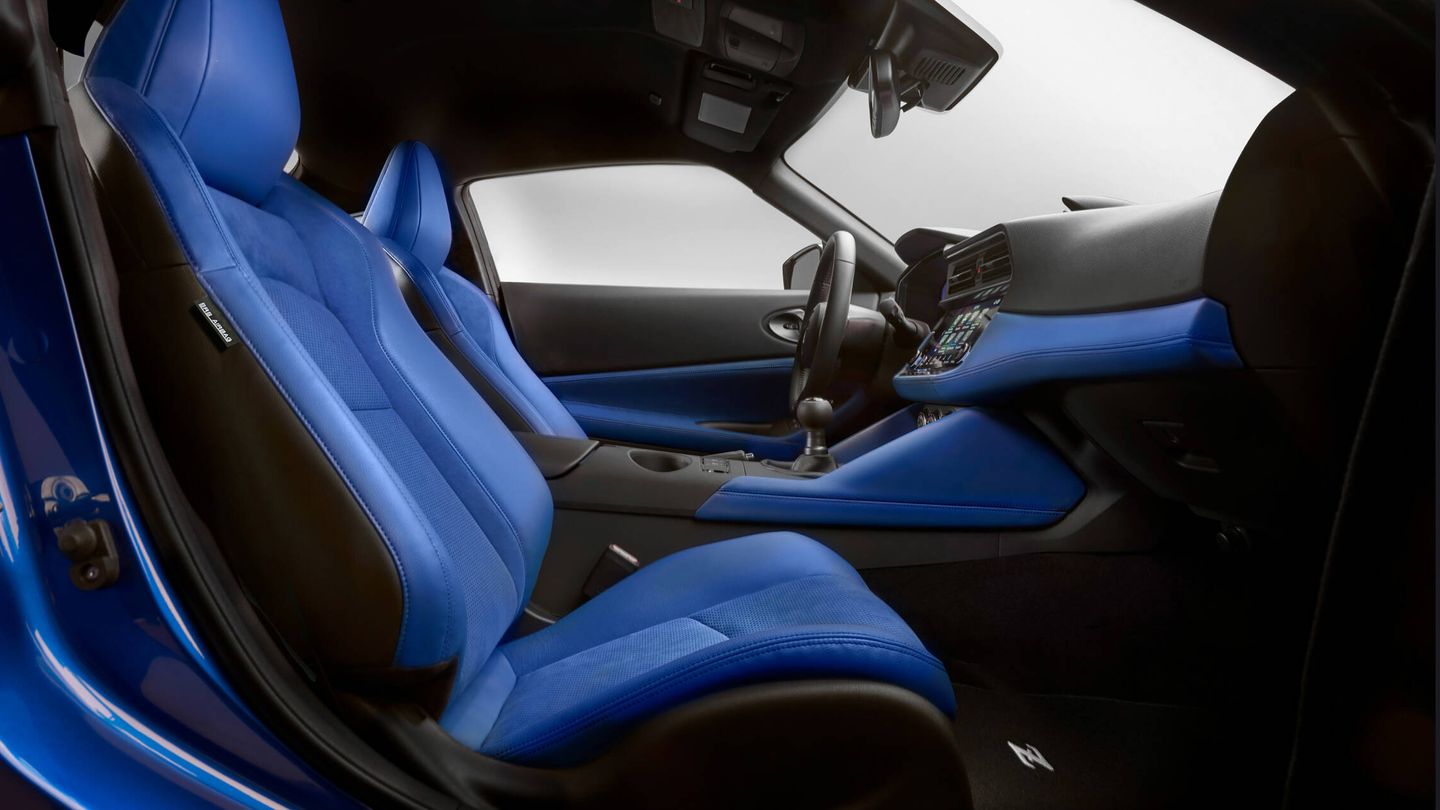 Los diseñadores de interiores han copiado los asientos del GT-R por su confort y máxima sujeción. Vendrán bien en un coche con 405 CV.