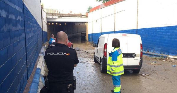 Foto: Fotografía facilitada por Emergencias de la Comunidad de Madrid, del paso subterráneo debajo de la M-21 que estaba inundado en Coslada (Madrid). (EFE)