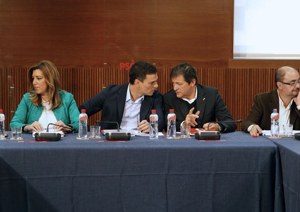 Foto: Susana Díaz, Pedro Sánchez y Javier Fernández, en el Consejo Político Federal (EFE)