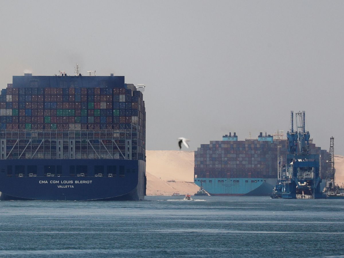 Foto: Imagen de dos cargueros en el Canal de Suez. (Reuters)