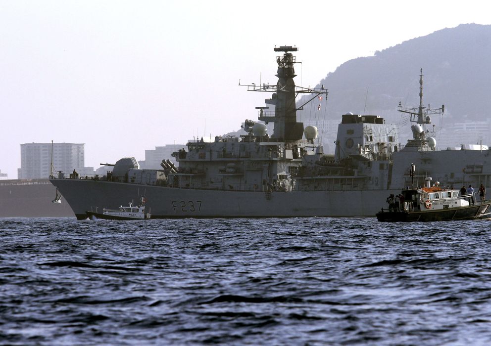 Foto: La fragata británica HMS Westminster (con el peñón al fondo), a su llegada esta mañana en la base naval de Gibraltar (EFE)