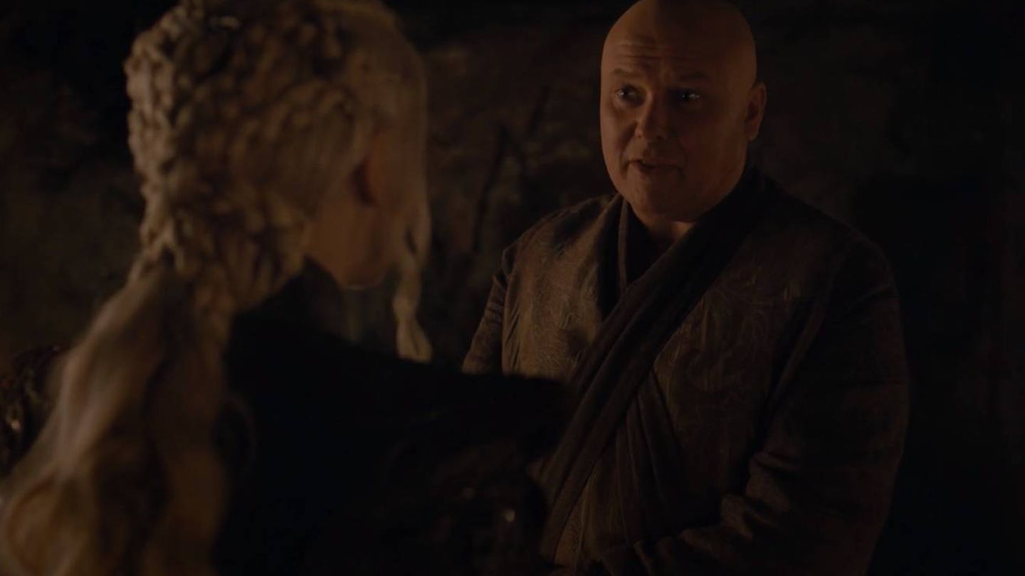 Daenerys pidiéndole a Varys que cambie la traición por la sinceridad