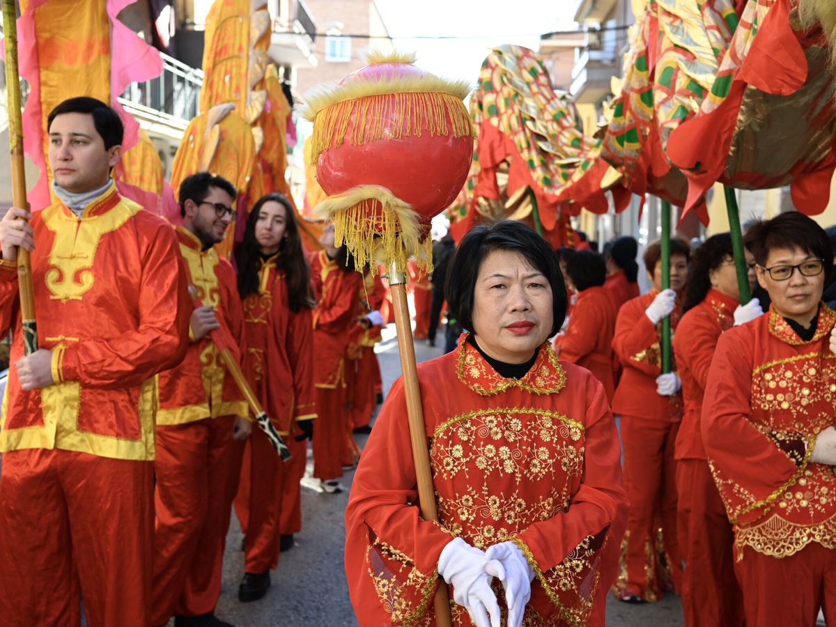 Foto: Gran desfile multicultural del Año Nuevo Chino en el barrio de Usera. (EFE/Víctor Lerena)