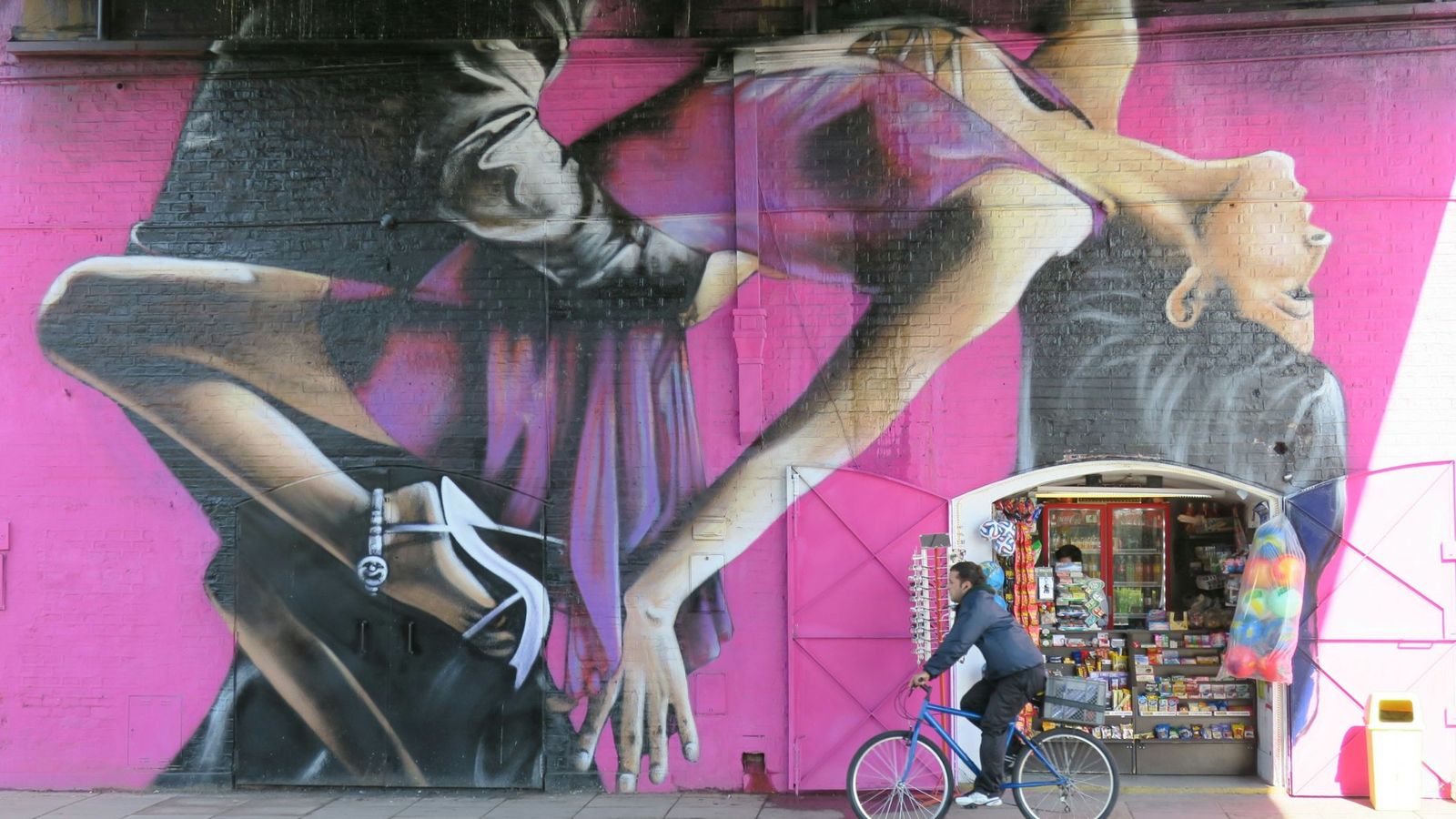 Foto: Mural de bailarines en las calles de Buenos Aires. (EFE)