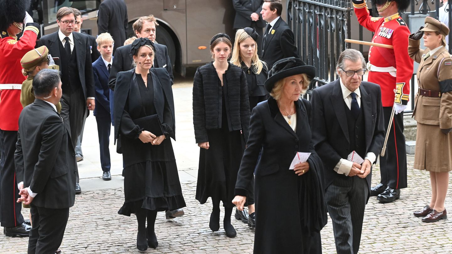 Los hijos y nietos de Camila, en el funeral de Isabel II. (Reuters)